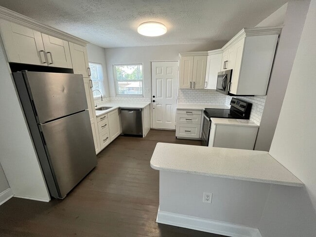 Building Photo - Above Detached Garage 1/1 in Colonialtown North