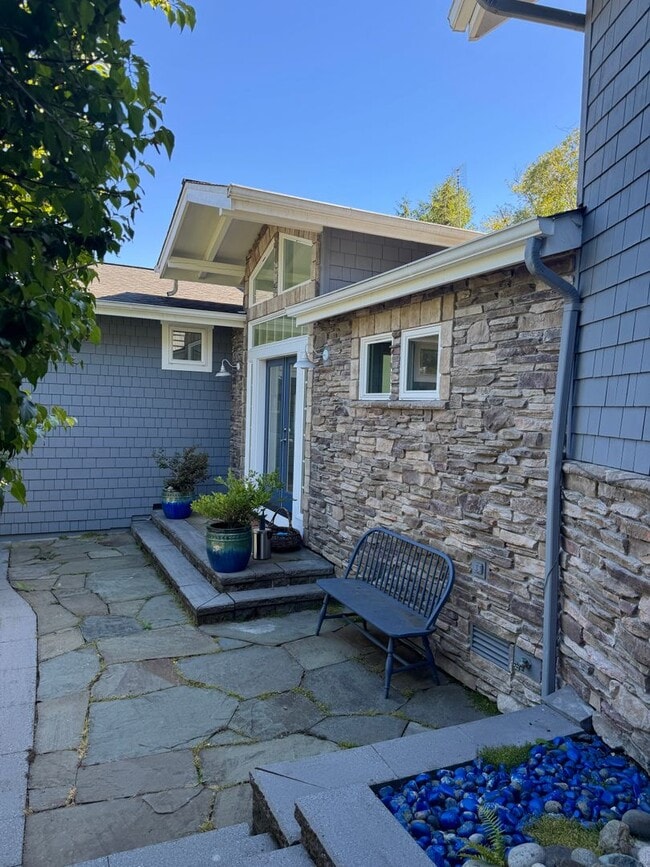 Building Photo - This gorgeous Bainbridge home is available starting mid July