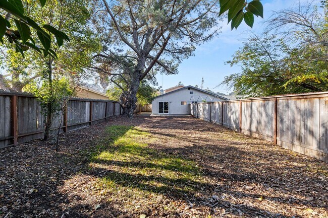 Building Photo - 400-402 Underhill Drive