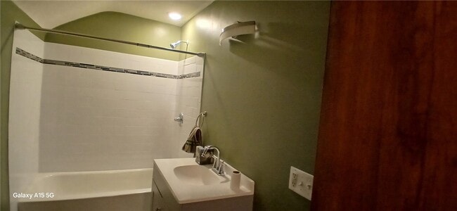 Building Photo - 183 Thorncliffe Dr