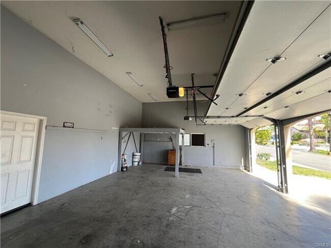 Building Photo - Charming Canyon Lake Home