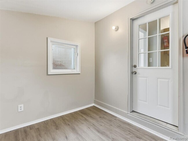 Building Photo - 108 W Kalama Ave