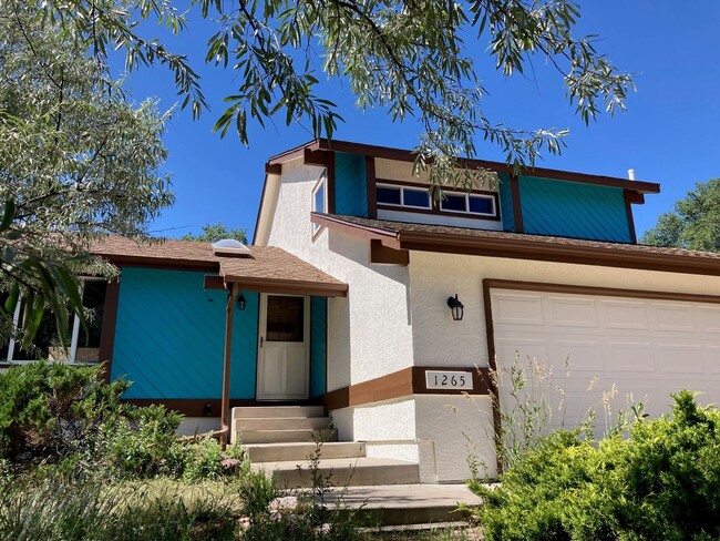 Primary Photo - 4 Bedroom with AC and a fireplace on the W...