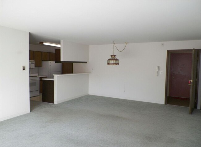 Building Photo - Well-Located 2 Bedroom Condo Available Mid June