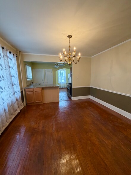 Building Photo - 715 Western Ave