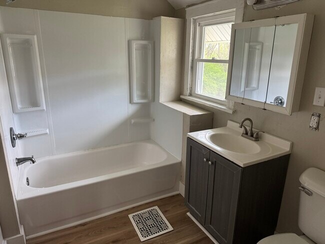 Building Photo - Fully remodeled 3 bed 1 bath $1400 includi...