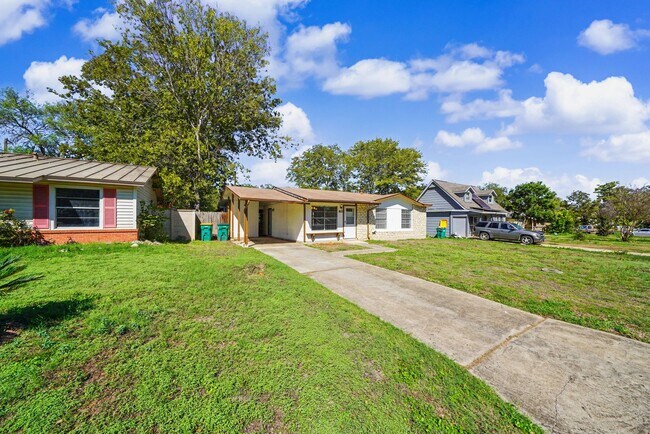 Building Photo - Charming 3-Bedroom Home in Universal City - Realtor Commission: $350