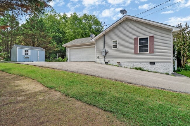 Building Photo - 2 bedroom / 2 bath + bonus room located in...