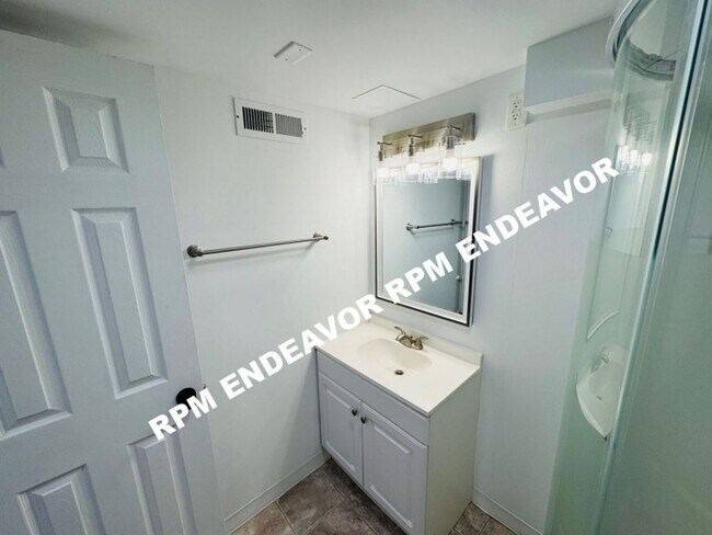 Building Photo - Modern 3-Bed Home in Quiet Neighborhood. F...