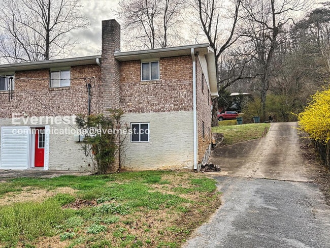 Building Photo - 3 Bed/2 Bath Home with Off-Street Parking / Pet-Friendly / Available Now!