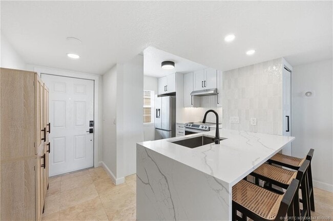 Building Photo - 1155 Lake Shore Dr