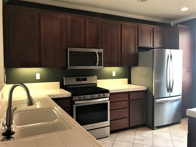 Building Photo - **$500 Off First Months rent ** Spacious E...