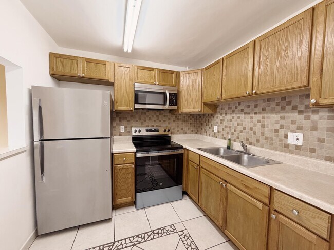 Building Photo - 600 Village Green Ct