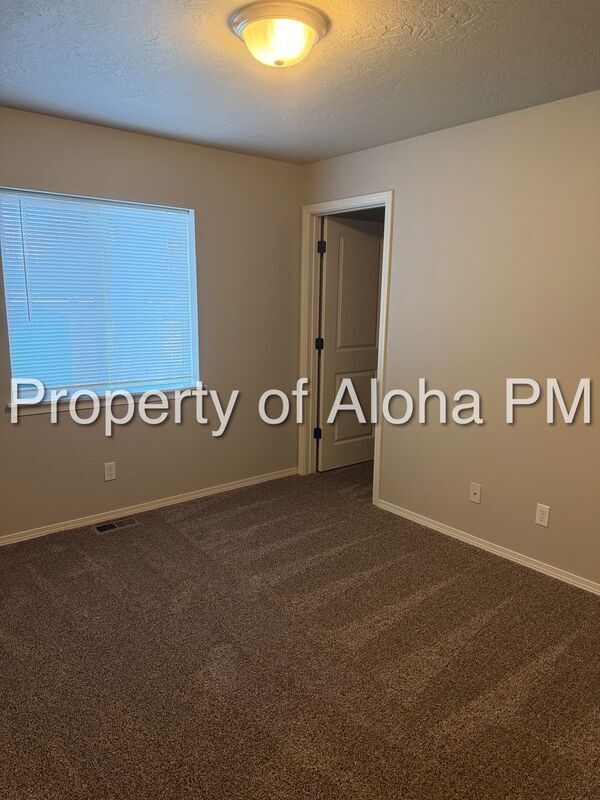 Building Photo - 1025 W Pine Ave