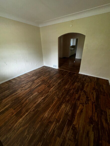 Building Photo - 319 E Streicher St