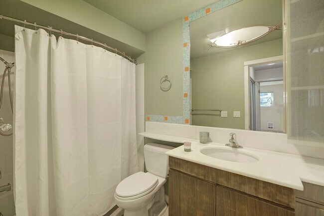 Building Photo - 2bd/1.75ba Bellevue Condo