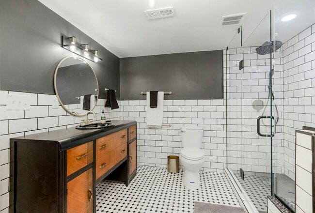 Building Photo - 1820 W 38th St