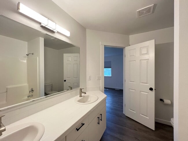 Building Photo - Beautiful 3 bed 2 bath home in the Haven Cove Subd just off Cherry Ln and N Ten Mile Rd