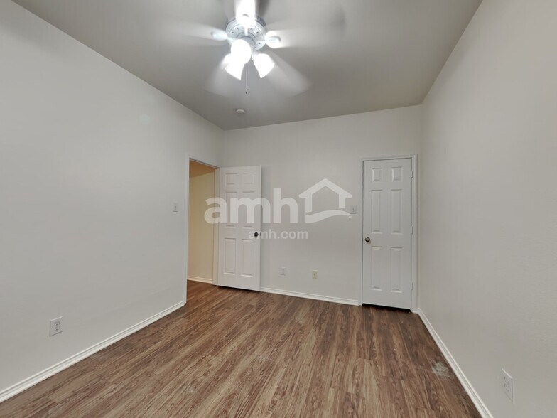 Building Photo - 10709 Vista Heights Blvd