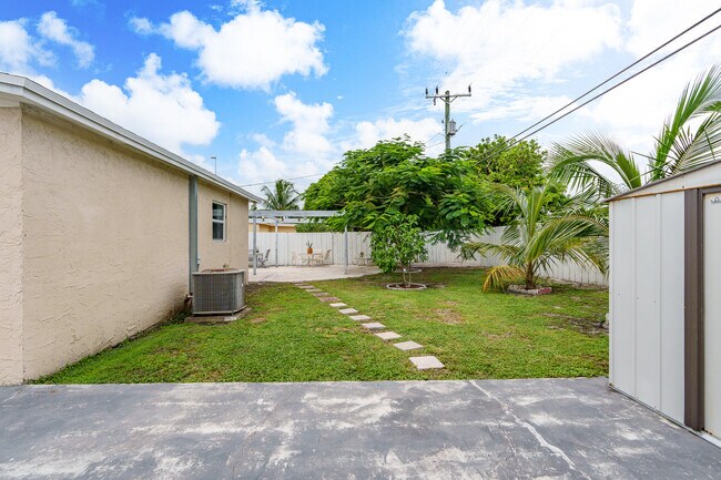 Building Photo - 201 NE 28th Ct