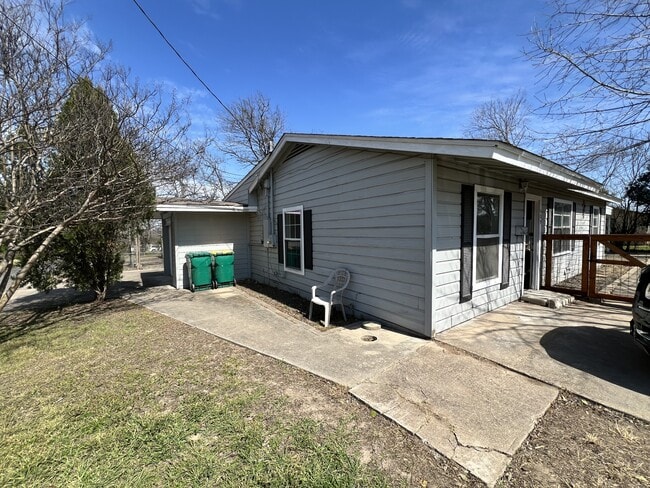 Building Photo - 409 W Avenue H