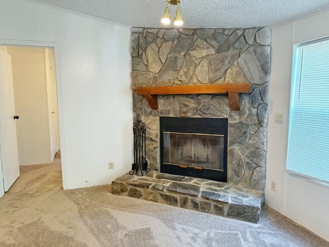Building Photo - Country living close to everything! 3BR/2B...