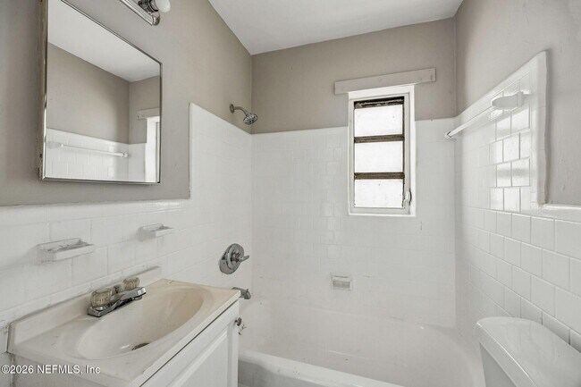 Building Photo - 1627 E 9th St