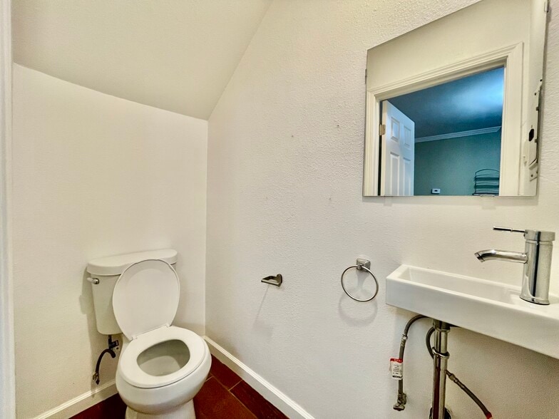 Building Photo - 2217 9th St