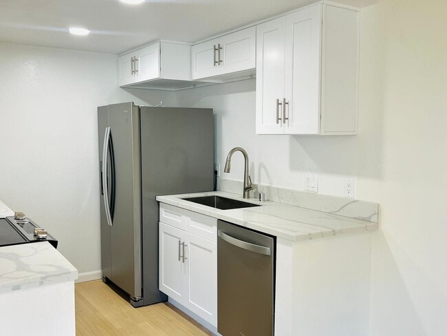 Building Photo - Beautiful 2 bedroom Condo