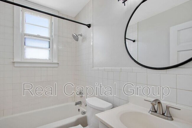 Building Photo - 305 Cable St