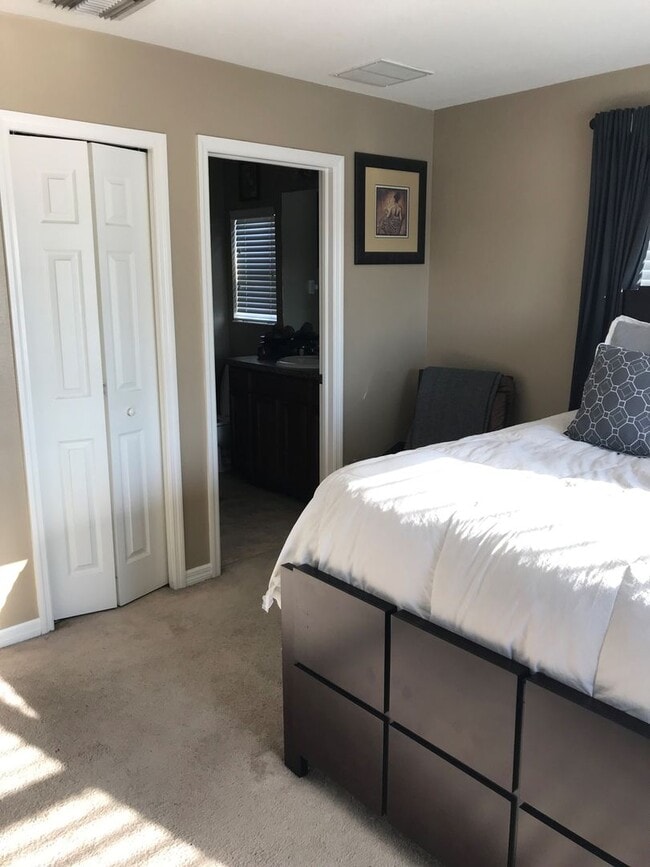 Building Photo - 2 Bedroom 2.5 Bathrooms Luxury Townhome in...