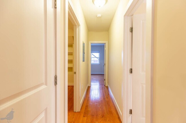 Building Photo - Bright and Spacious 2 Bedroom Abode in Bre...