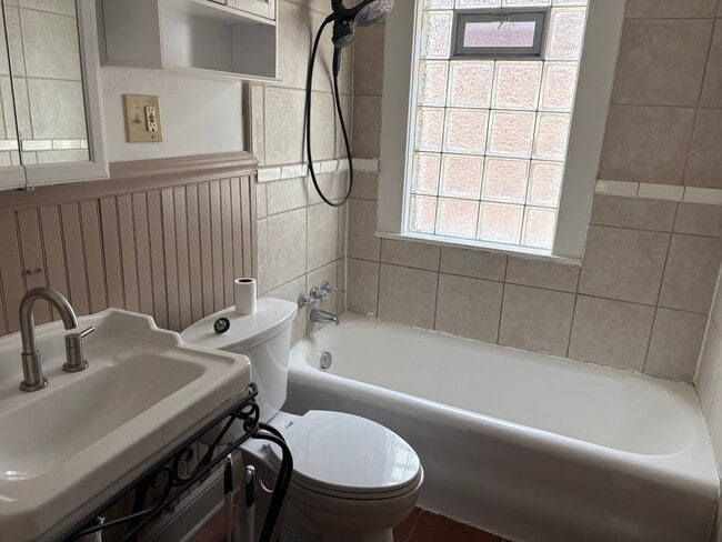 Building Photo - 448 W 28th St