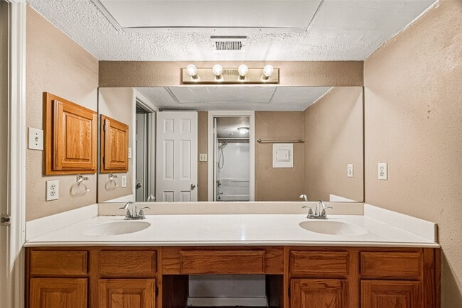 Building Photo - 1311 Antoine Dr