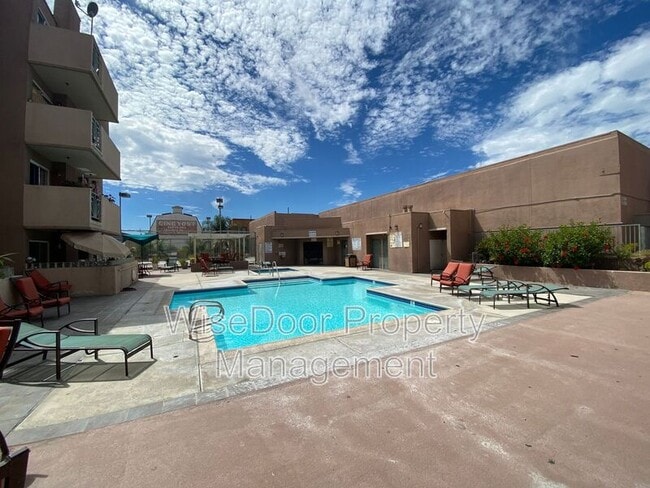 Building Photo - 450 E 4th St