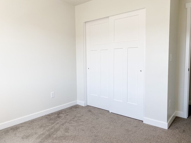 Building Photo - 1046 360 S