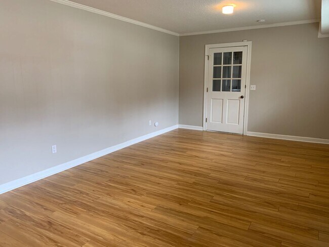 Building Photo - Spacious 4 Bed | 3 Bath Split Level Home i...