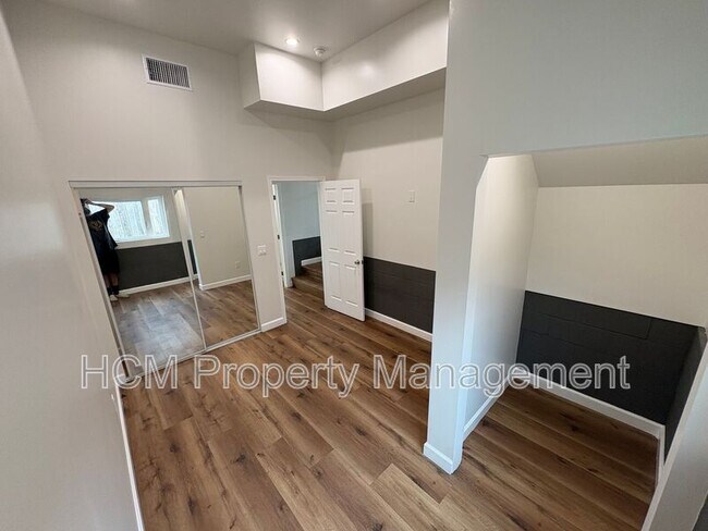 Building Photo - 5507-5509 S Manhattan Pl