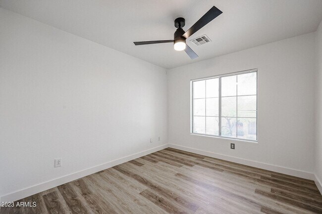 Building Photo - BRAND NEW 5 BEDROOM HOME IN PHOENIX