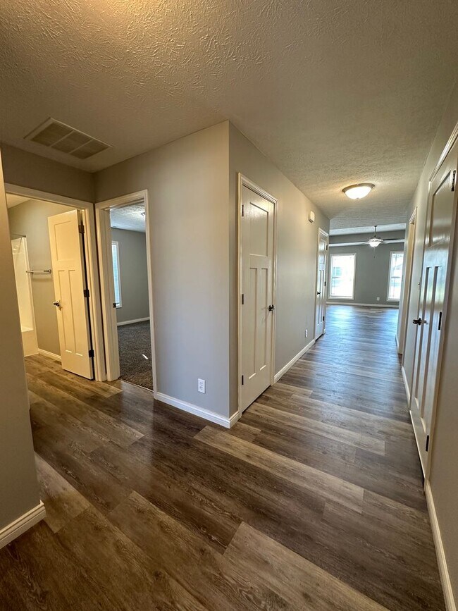 Building Photo - Lovely 3bdrm Home!