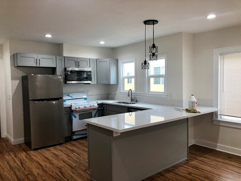 Building Photo - 256 S Alexandria Ave