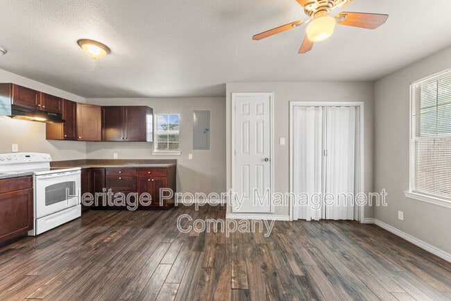 Building Photo - 315 Pool Dr