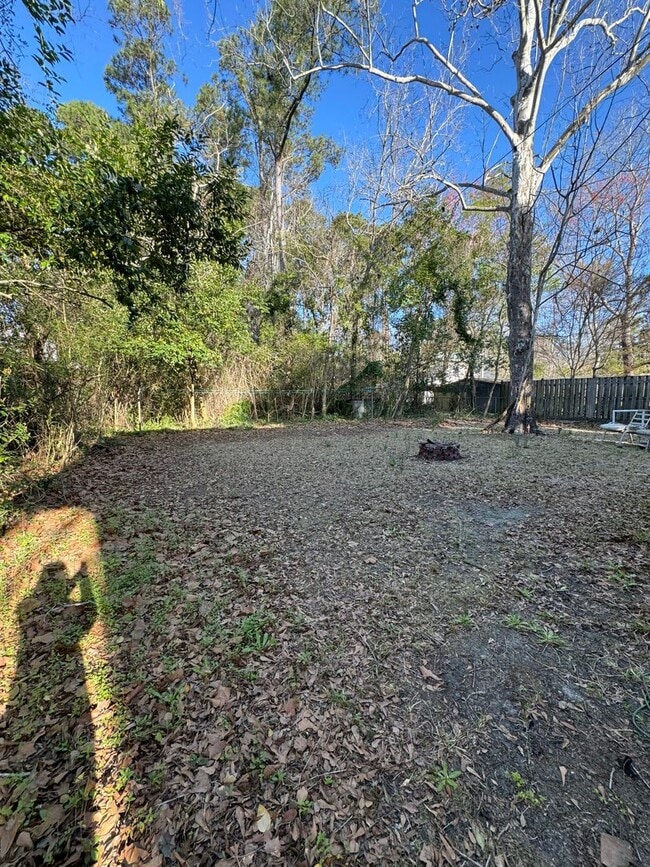 Building Photo - Centrally located, close to the Mall
