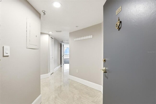 Building Photo - 400 E Colonial Dr