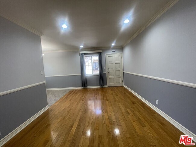 Building Photo - 1122 N Formosa Ave
