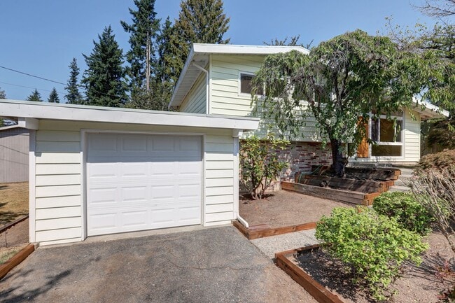 Primary Photo - Lovely 4BR 1.75BA Bellevue Tri-Level Home