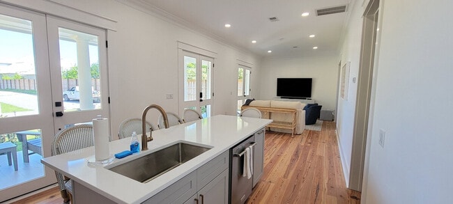 Building Photo - 506 N Beach Blvd