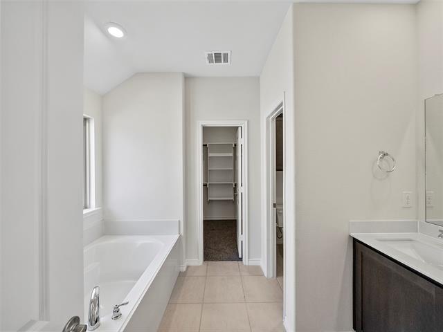 Building Photo - 10505 Breezeway Dr