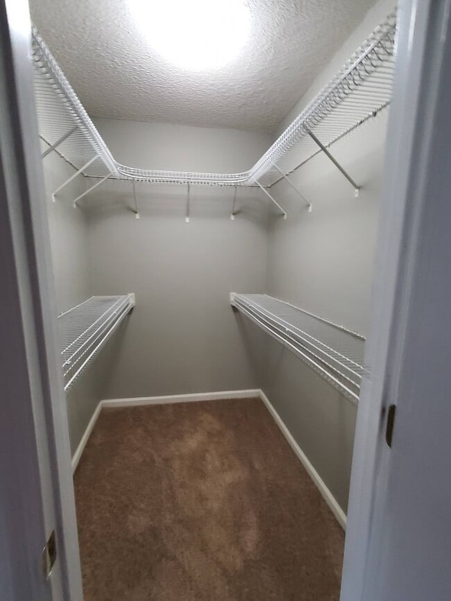 Building Photo - COMING SOON! Nice 3 bedroom in the Heart o...