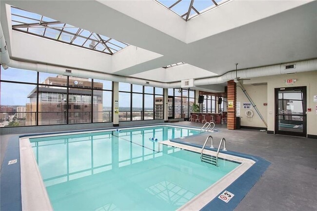 Building Photo - 700 E 8th St